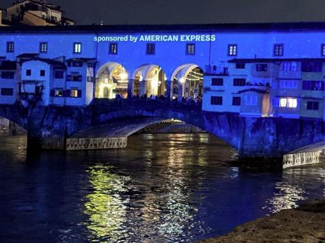 Publicité American Express sur le Ponte Vecchio de Florence. © DR