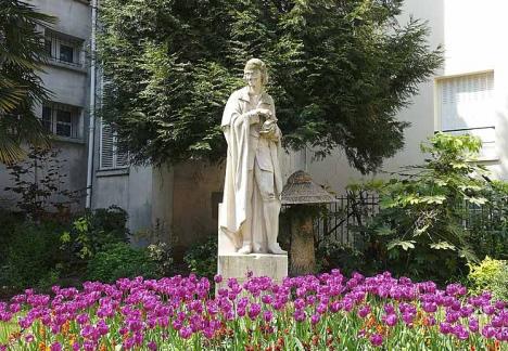 Statue de Voltaire de Léon-Ernest Drivie dans le square Honoré Champollion à Paris. © Guilhem Vellut, 2016, CC BY 2.0