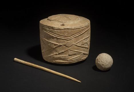 Tambour, épingle et boule du début du second millénaire avant J.-C., découverts dans le village de Burton Agnes en Angleterre. © The Trustees of the British Museum
