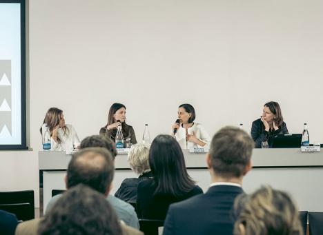 6e conférence annuelle de Responsible Art Market, le 4 mars 2022 à Genève. De gauche à droite : Aude Lemogne, Victoria Rey-de-Rudder, Mathilde Heaton et Marion Papillon. © Photo Shervine Nafissi, droits réservés