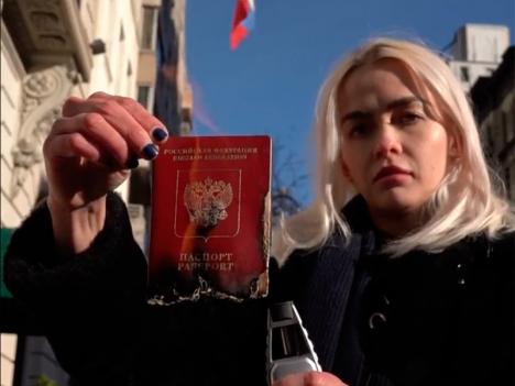 L'artiste Olive Allen dans une vidéo où elle brûle son passeport russe. © Olive Allen / Twitter, 2022