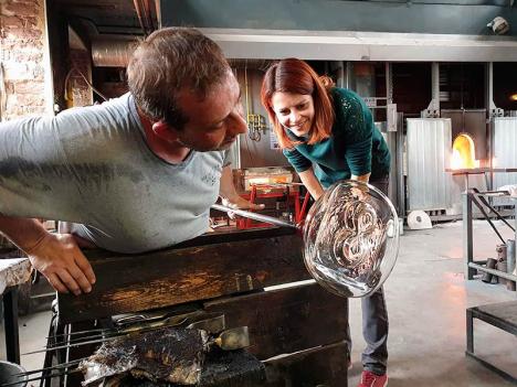 Centre International d’Art Verrier à Meisenthal, avec Jean-Marc Schilt, maître verrier, et Anaïs Junger. © Peter Fichte