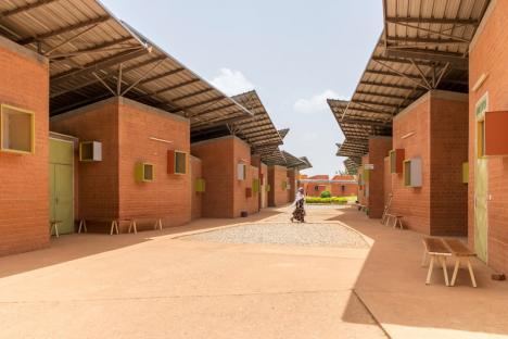 Clinique et centre médical à Léo, Burkina Faso, courtesy Francis Kéré