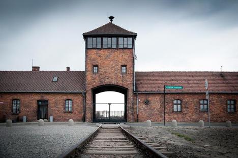 Entrée du camp d'Auschwitz-Birkenau situé dans la ville polonaise d'Oświęcim  © carlosftw, Pixabay License