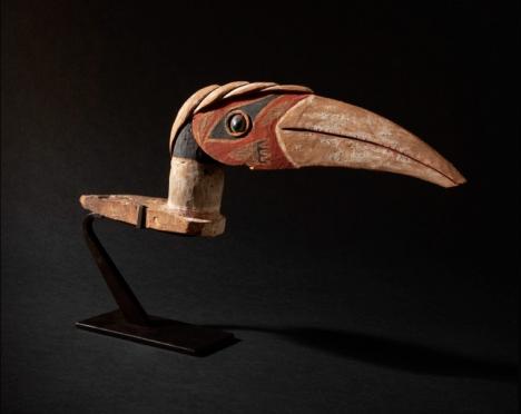 Figure d'oiseau Vatlam, Nord de la Nouvelle-Irlande, bois, coquillages et pigments, 14 x 39 cm. © Galerie Flak