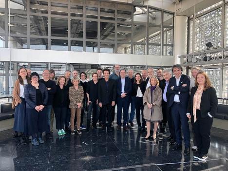 Jean-Baptiste Tivolle (au centre) et l'équipe de Platform entourent Jack Lang. © Platform