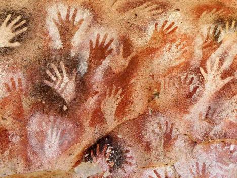 Mains peintes sur les parois de la grotte de las Manos, Santa Cruz, Argentine. © Pablo A. Gimenez, 2012, CC BY-SA 2.0