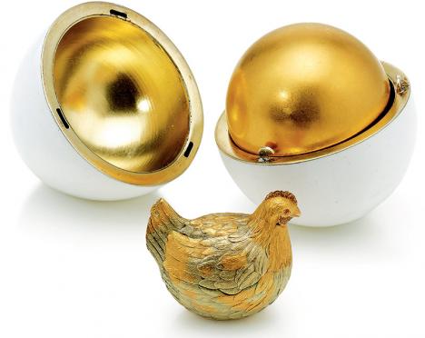 L'« Œuf à la poule » (1885) est le premier œuf de Fabergé offert par le Tsar Alexandre III à sa femme Marie Feodorovna. © Victoria and Albert Museum