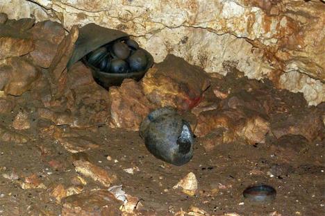 Poteries de la fin de l’âge du Bronze découvertes dans la caverne de la Licorne en Charente, à Rochefoucauld-en-Angoumois. © J. Primault / DRAC Nouvelle-Aquitaine, 2022