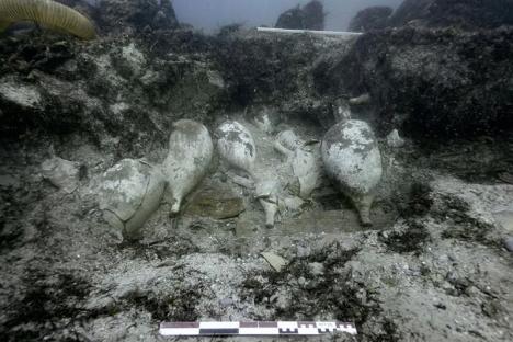 Second niveau d'amphores au contact avec la coque de l'épave du navire Fort Royal 1 © Photo Philippe Soubias / CCJ-CNRS, 2022