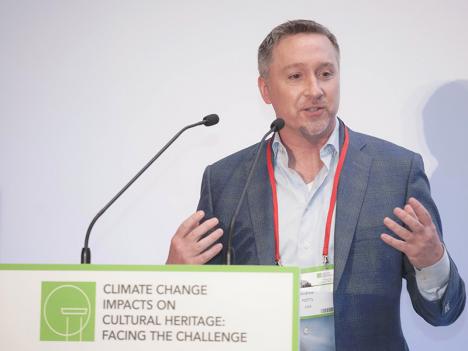Andrew Potts lors d'une conférence sur l'impact du changement climatique sur le monde de la culture, à Athènes en 2019. © D.R.