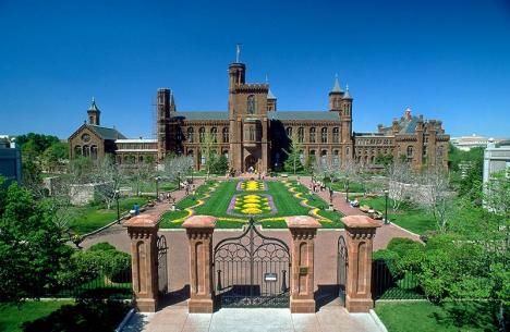 Le « Château », bâtiment originel de la Smithsonian Institution, est aujourd'hui son centre administratif. © Dane A. Penland / Smithsonian