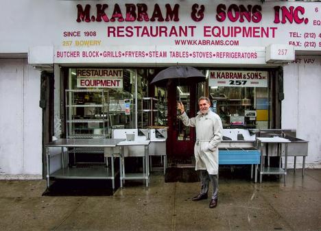 Gian Enzo Sperone à New York, devant le magasin qui deviendra sa galerie en 2010. © D.R.