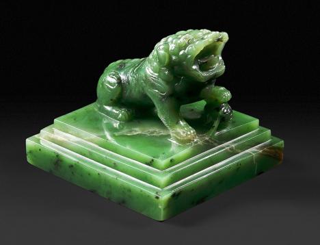 Lion assis jouant avec une balle, sceau impérial de l'époque Qing, néphrite verte. © Beaussant Lefèvre / Studio Sebert