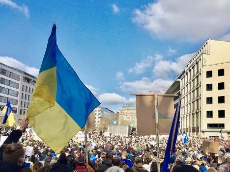 Manifestation contre la guerre en Ukraine à Francfort, Allemagne, en février 2022. © HajjiBaba, CC BY-SA 4.0