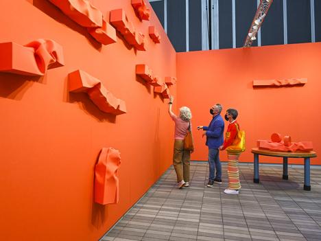 Sculptures de Carol Bove sur le stand de la galerie David Zwirner. © Casey Kelbaugh / Frieze