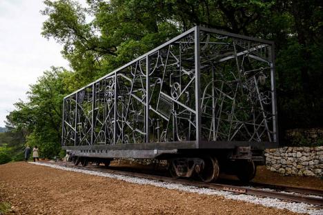 Bob Dylan, Rail Car, 2022, œuvre exposée au Domaine La Coste. © Clément Mahoudeau / AFP