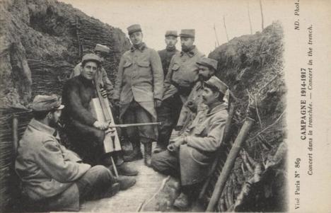 Concert dans une tranchée durant la Première Guerre mondiale, carte postale de 1917. © La contemporaine / domaine public