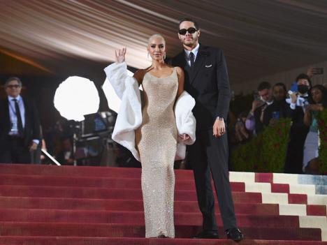 Kim-Kardashian-robe-Marylin-Monroe-gala-MET-New-York-mai-2022-accompagnée-par-Pete-Davidson-copyright-photo-Angela-Weiss-AFP
