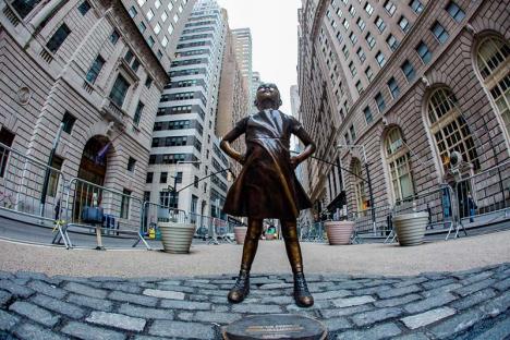  Kristen Visbal, Fearless Girl, 2017, bronze, 121 cm, installé à New York dans le quartier de Wall Street © Anthony Quintano, CC BY 2.0