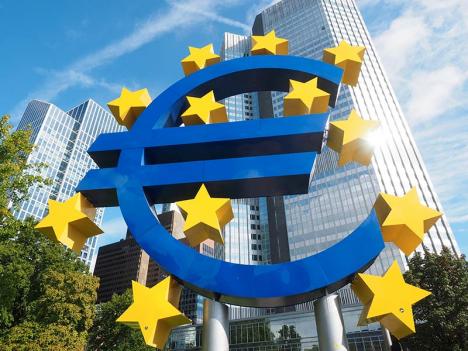 Sculpture du symbole de l'euro réalisée par Ottmar Hörl et installée devant le siège de la Deutsche Bank à Francfort, Allemagne. © Photo Hans Braxmeier / Pixabay License
