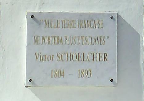 Détail de la plaque mémorielle avec la citation de Victor Schœlcher sur sa staue en Martinique: « Nul terre française ne portera plus d'esclaves » © Jean-Louis Lascoux, 2007, CC BY-SA 3.0