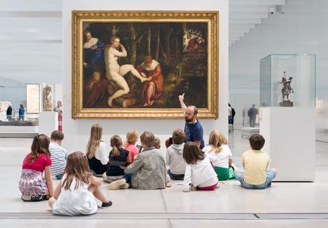 Visite enfants dans la Galerie du temps du Louvre-Lens. © Musée du Louvre-Lens / Frédéric Iovino