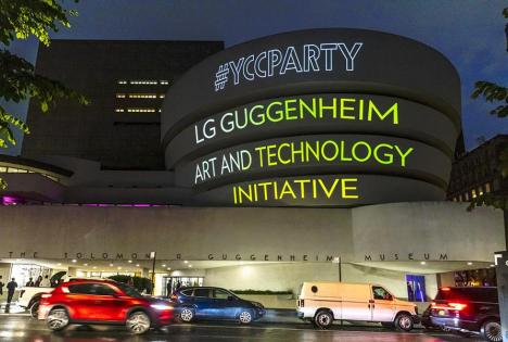 Annonce de l'initiative Art and Technology en collaboration avec LG sur la façade du Solomon R. Guggenhem Museum. Courtesy The Guggenheim Museum