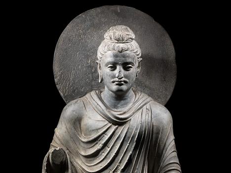 Bouddha en schiste gris, art du Gandhara, IIIe siècle, h. 147 cm. © Bonhams