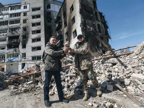 Le conservateur Ihor Poshyvailo a récolté une peluche dans les décombres d'immeubles détruits par les bombardements russes. © Photo Bodan Poshyvailo, courtesy Maidan Museum Archive