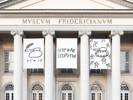 Dan Perjovschi, Anti War Drawings, 2022, installation sur le Museum Fridericanum de Kassel. ©Photo Nicolas Wefers