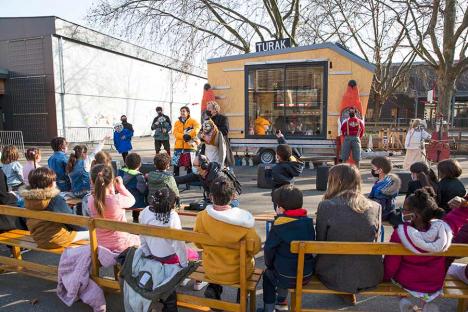 Des enfants assistent à un spectacle grâce au dispositif Minimix mis en place à Villeurbanne. © Julien Roche / Minimix