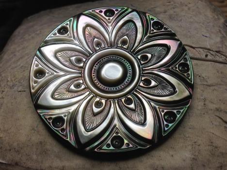 Heremona Buchin, bijou réalisé en nacre présenté dans la section Polynésie Française du Banquet du salon Révélations. © H. Buchin