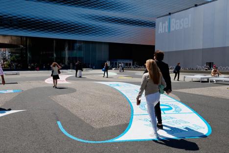 L'installation Out of Sight de Lawrence Weiner sur la Messeplatz à Bâle - Photo courtesy Art Basel 2022