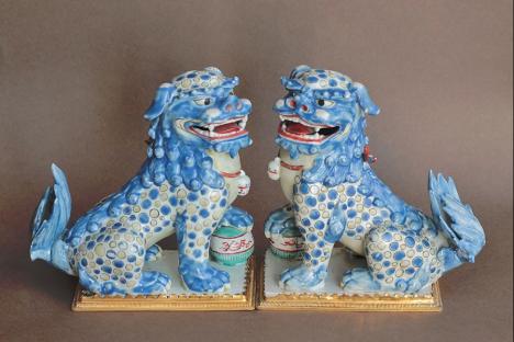 Paire de « Shishi » en porcelaine du Japon, Arita, période Edo, vers 1670-90, 18 x 15 cm. © Galerie JM Béalu & Fils / Photo JB