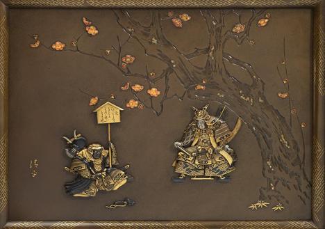 Panneau de bois avec incrustations de métal représentant une scène de théâtre Kabuki. © Grace Tsumugi Fine Art