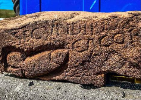 Pénis gravé sur une pierre découverte sur le site antique de Vindolanda au nord de l'Angleterre. Courtesy the Vindolanda Charitable Trust