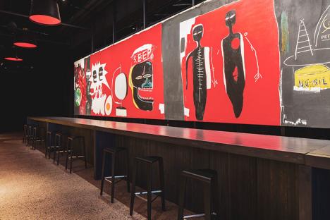 Reconstitution du bar lounge du Palladium, visible dans l'exposition « Jean-Michel Basquiat: King Pleasure ». © Ivane Katamashvili. © ADAGP 2022