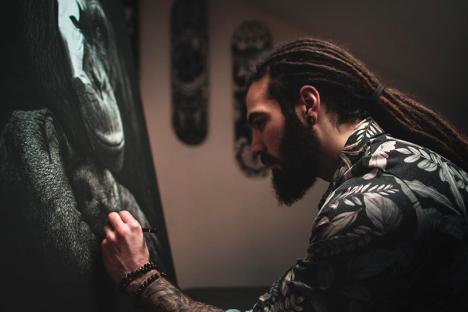 Skima dans son atelier © Courtesy galerie Montmartre 2022