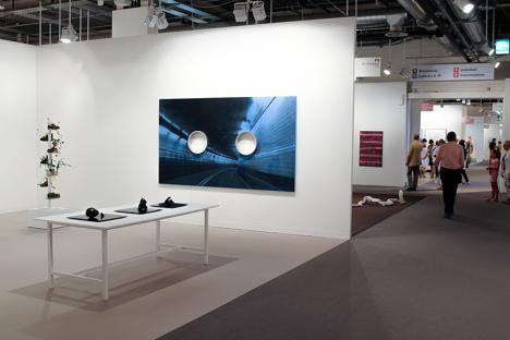 Le stand de la galerie Art : Concept lors de l'édition 2017 d'Art Basel, avec des œuvres de Michel Blazy, Jean-Michel Sanejouand et Adam McEwen © Photo L.S