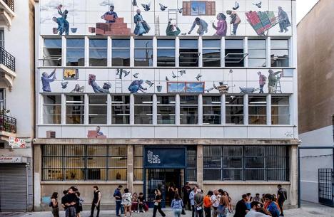 Vernissage de la fresque murale sur la façade du 32 bis et de l'exposition "Les bâtisseurs" de l'artiste Atef Maatallah, le 15 mai 2022 à Tunis. © Nicolas Fauqué