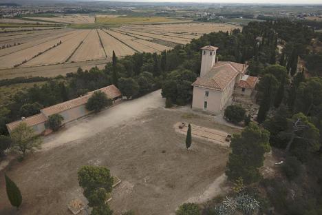 Vue aérienne du site archéologique d'Ensérune : le musée, la maison des fouilles et l'étang asséché de Montady. © Rémy Marion - Pôles d'images - Centre des monuments nationaux