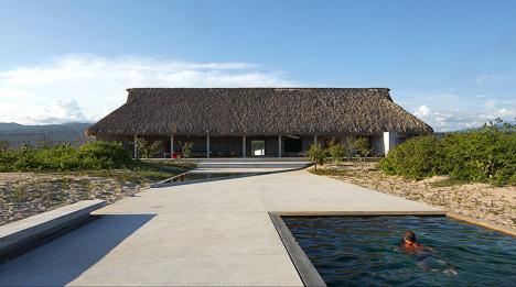 Espace de vie central et piscine de la Fondation Casa Wabi à Puerto Escondido, Mexique. © Edmund Sumner / Casa Wabi