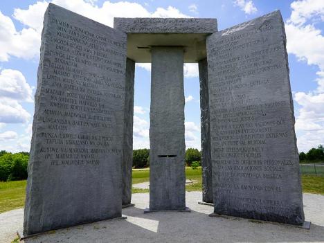 Les Georgia Guidestones, appelées aussi le « Stonehenge américain » érigé près d'Elberton en Géorgie, aux États-Unis © Quentin Melson, 2022, CC BY-SA 4.0
