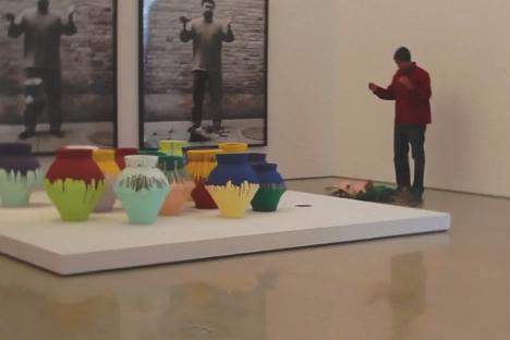 Maximo Caminero détruisant en 2014 un vase chinois de la dynastie Han intégré à une oeuvre d'Ai WeiWei presentée au Pérez Art Museum à Miami. © Perez Art Museum