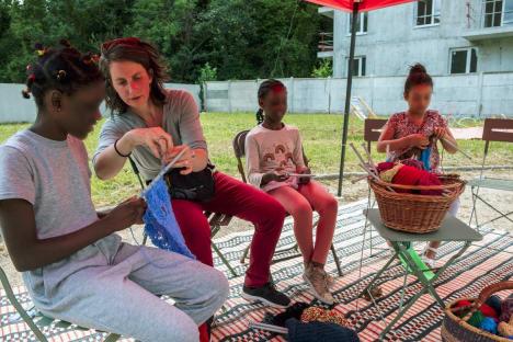 Performance de tricot géant proposée par l'artiste Caroline Vaillant à Champigny-sur-Marne (Val de Marne). © Au-delà des toits