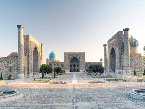 La place du Registan à Samarcande. © Ekrem Canli, 2012, CC BY-SA 3.0