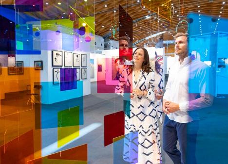 Vue de l'édition 2022 d'Art Karlsruhe : oeuvre de Rosalie Schweizer sur le stand de la Pinakothek der Modern. © Art Karlsruhe