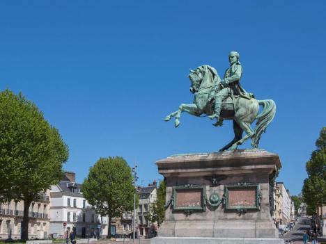 Statue de Napoléon, avant sa restauration, Place de l'Hôtel de Ville, Rouen, Normandie. © Gilles Targat, 2017 / Photo12 via AFP