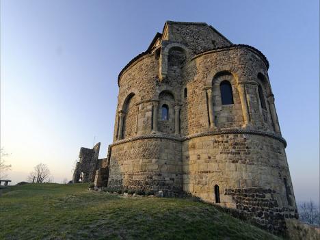 Eglise prieurale de Saint-Romain-le-Puy (Loire). © Ivanjou, 2012, CC BY-SA 3.0